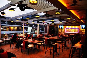 3 restaurantes, café da manhã, culinária internacional