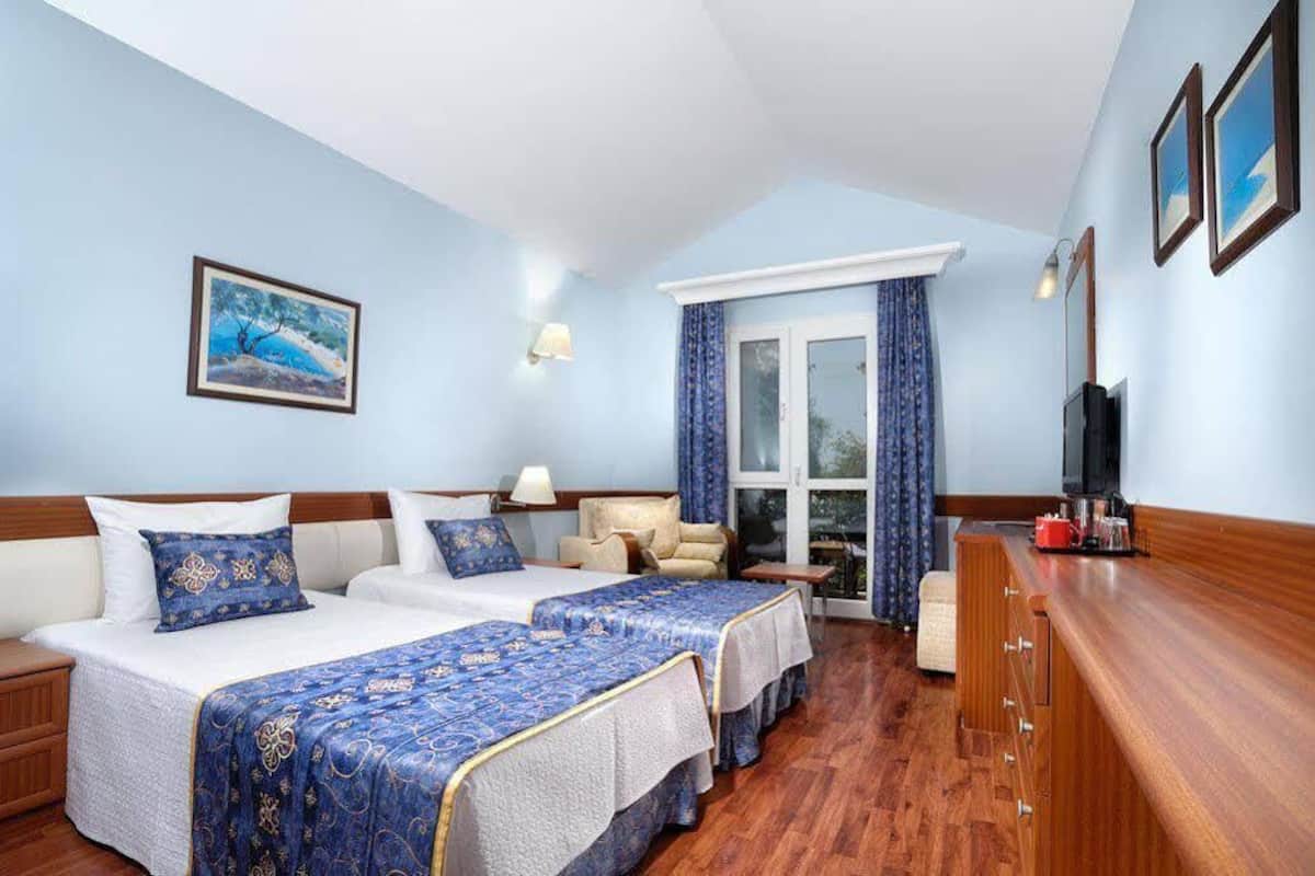 Free minibar, in-room safe, free WiFi, bed sheets