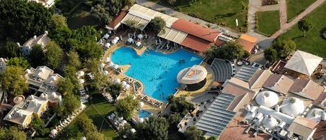 2 outdoor pools, pool loungers