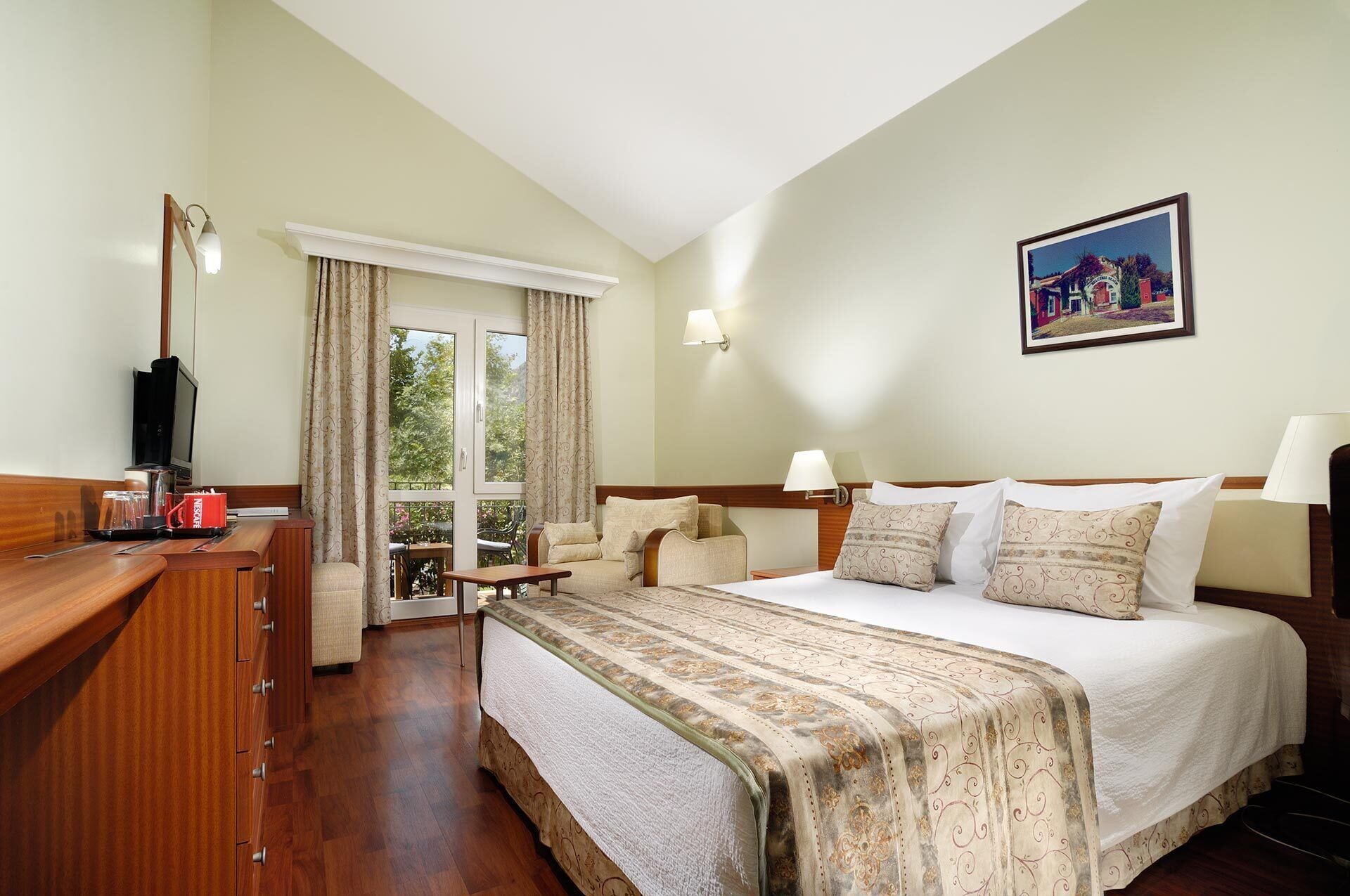 Free minibar, in-room safe, free WiFi, bed sheets