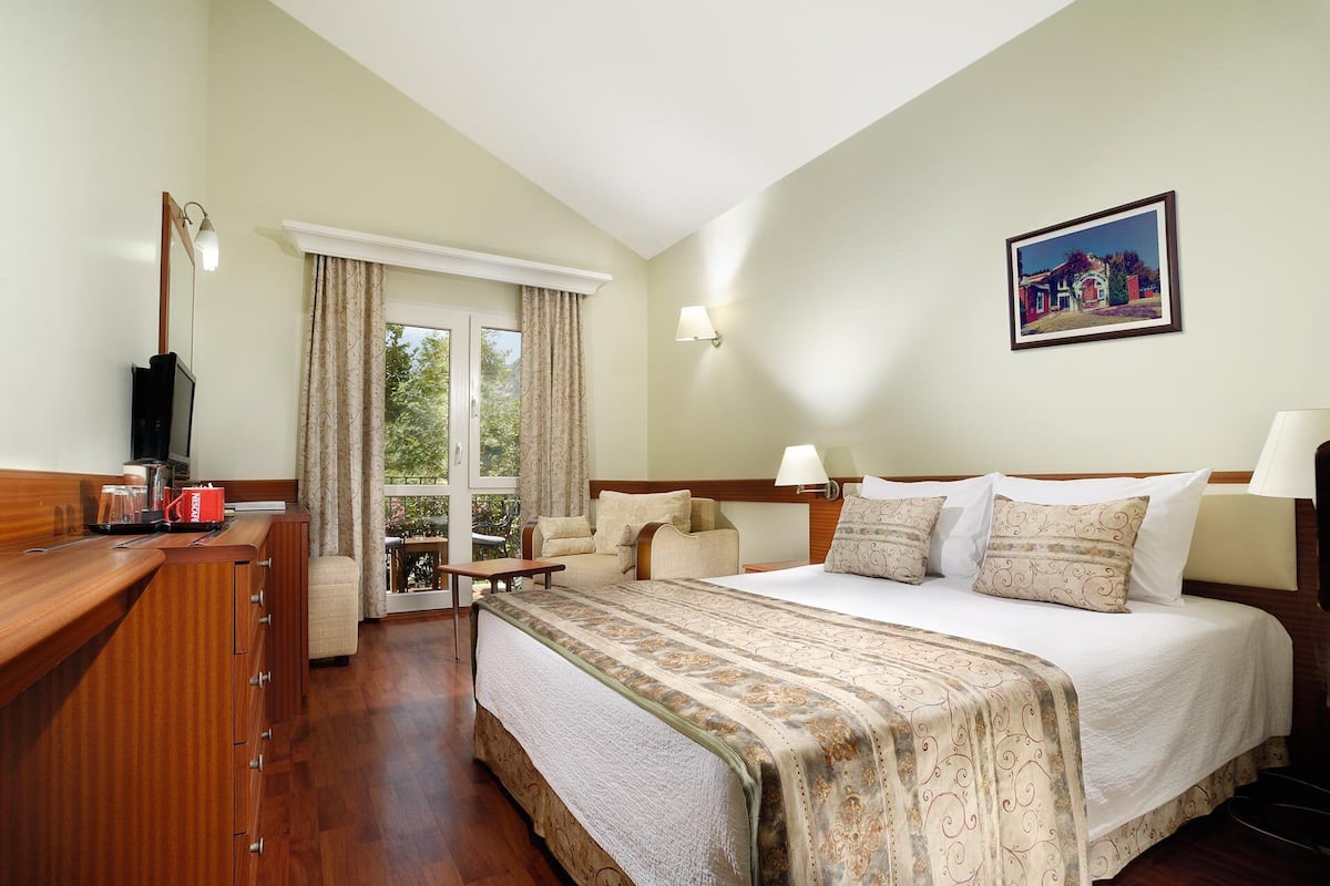Free minibar, in-room safe, free WiFi, bed sheets