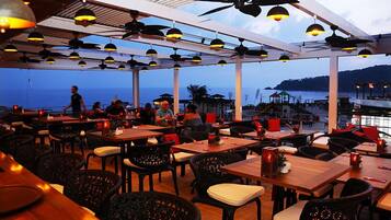 3 restaurants, breakfast, lunch, dinner served; international cuisine