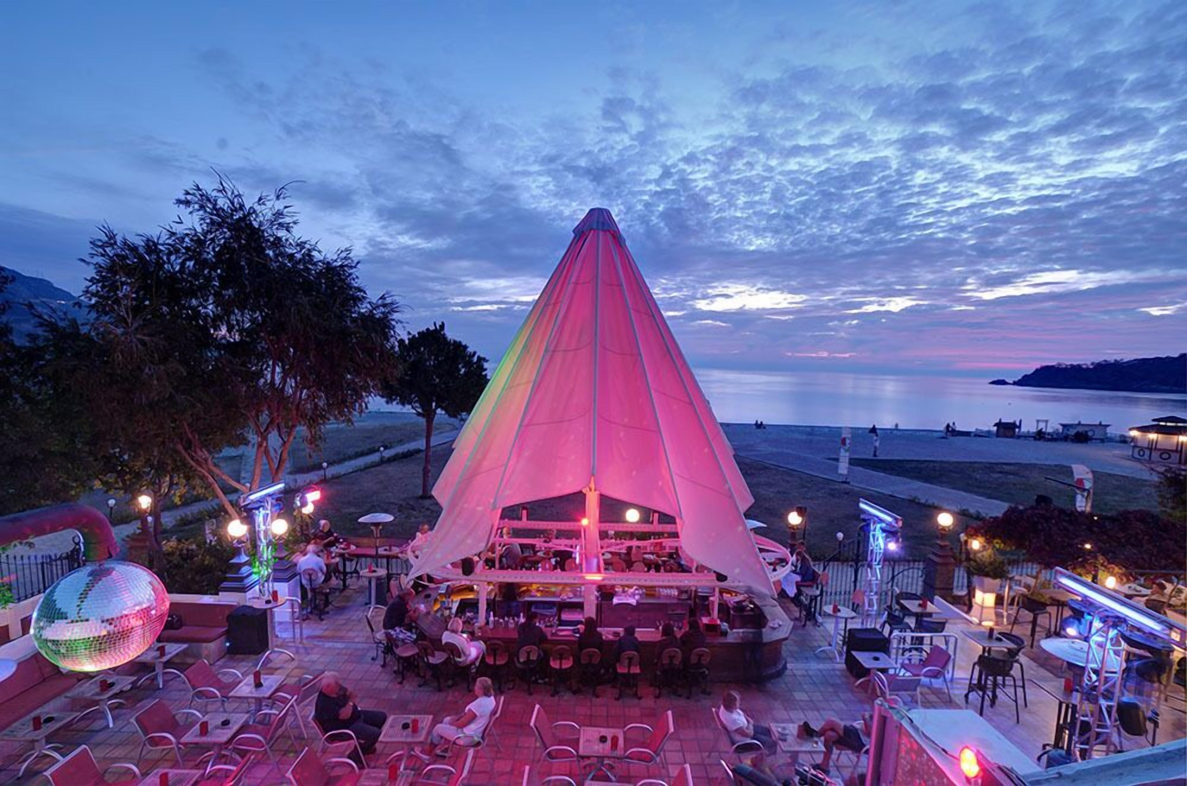 3 bars/lounges, 2 poolbars