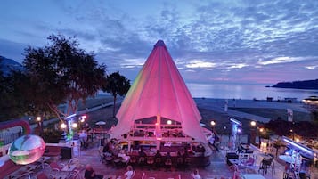 3 bars/lounges, 2 poolbars