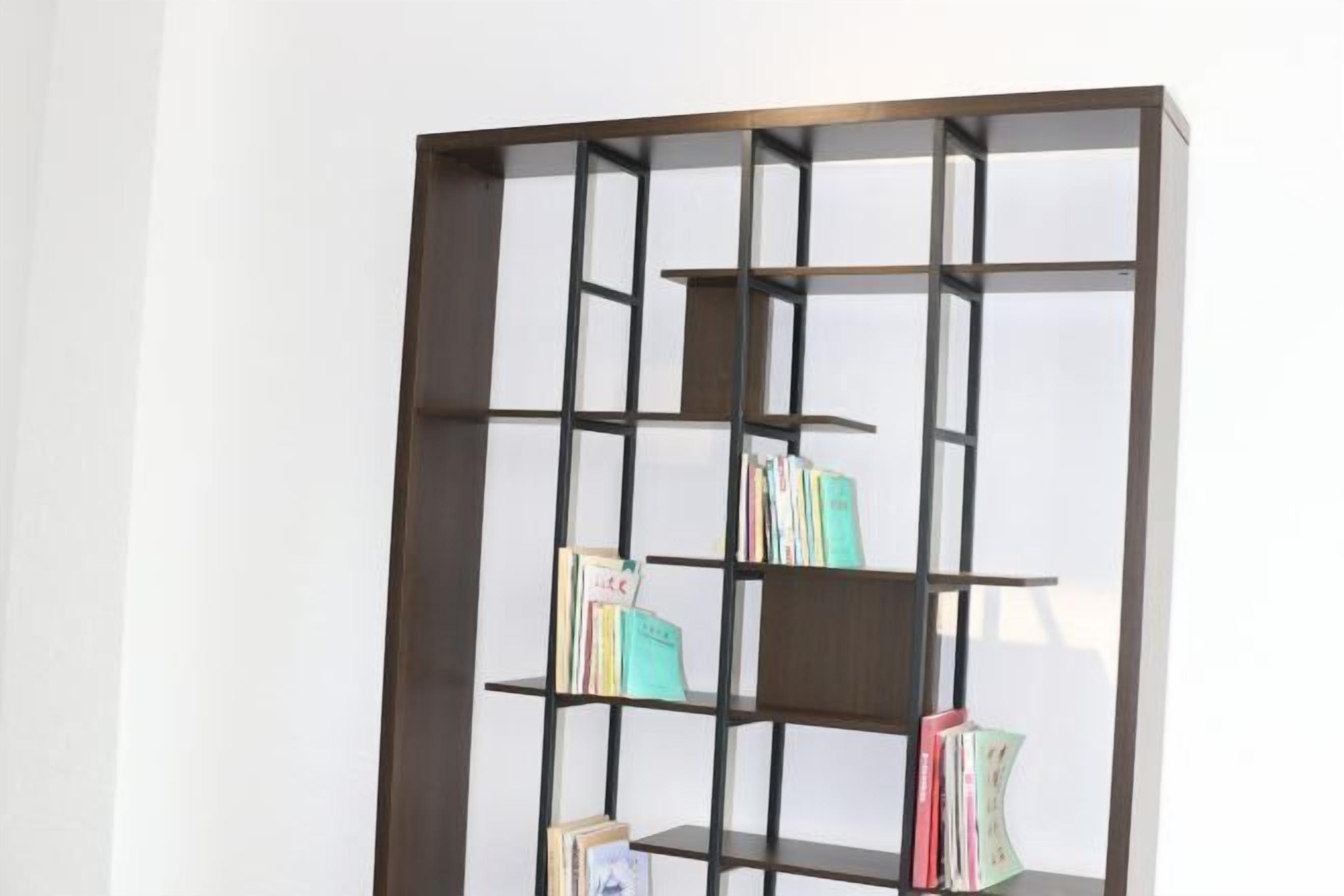 Une bibliothèque dotée de plusieurs étagères et d’un cadre foncé.