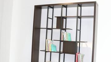 Une bibliothèque dotée de plusieurs étagères et d’un cadre foncé.