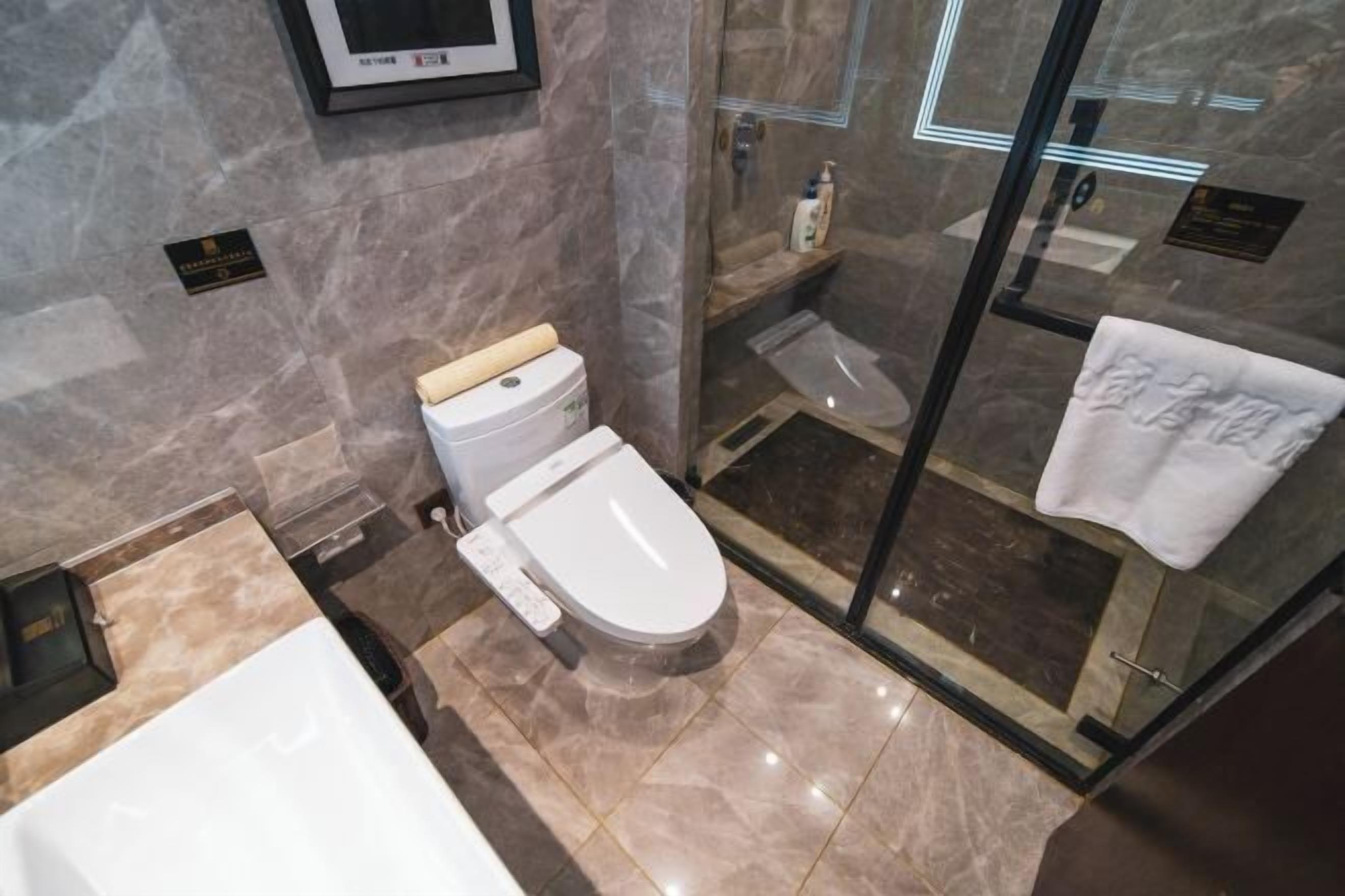 Un baño moderno con inodoro, ducha y bañera.