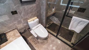 Un baño moderno con inodoro, ducha y bañera.