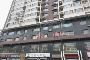 Un edificio de varios pisos con un letrero que indica un hotel.