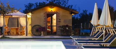 Piscine extérieure (ouverte en saison), parasols de plage