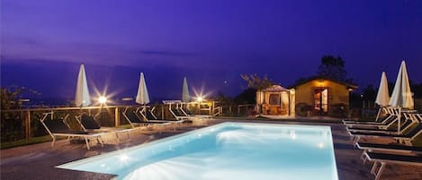 Außenpool (je nach Saison geöffnet), Sonnenschirme, Liegestühle