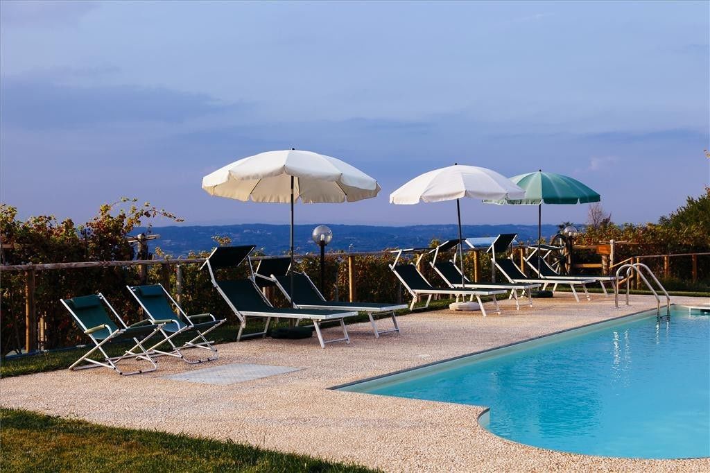 Piscina stagionale all'aperto, ombrelloni da piscina, lettini
