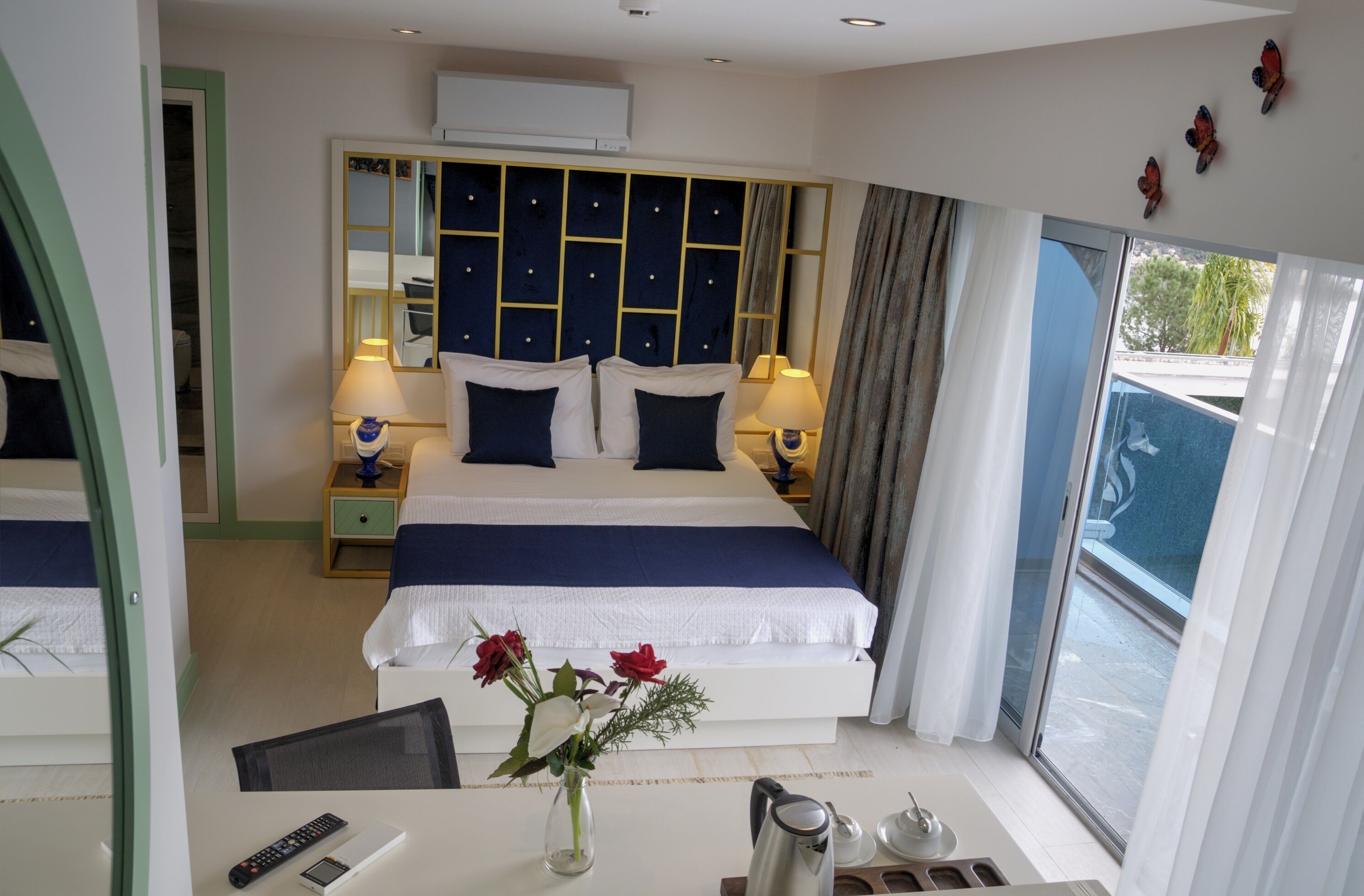deluxe room, 1 bedroom, non smoking, partial sea view | premium bedding, minibar, in-room safe, desk