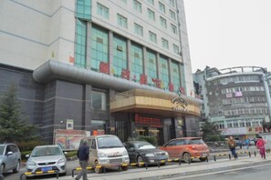 Un hôtel doté d’une façade moderne, de plusieurs étages et d’une entrée imposante.