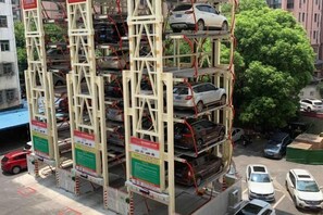 Un parking à plusieurs étages où les voitures sont garées à différents niveaux.