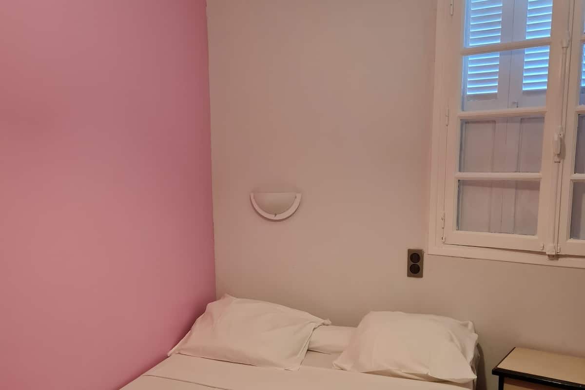 Eenpersoonskamer | Een bureau, gratis wifi, beddengoed