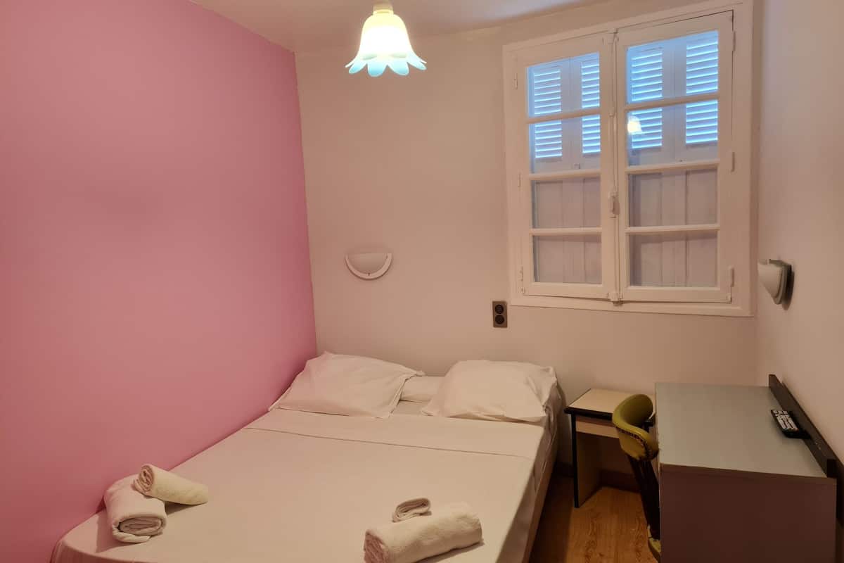 Tweepersoonskamer | Een bureau, gratis wifi, beddengoed