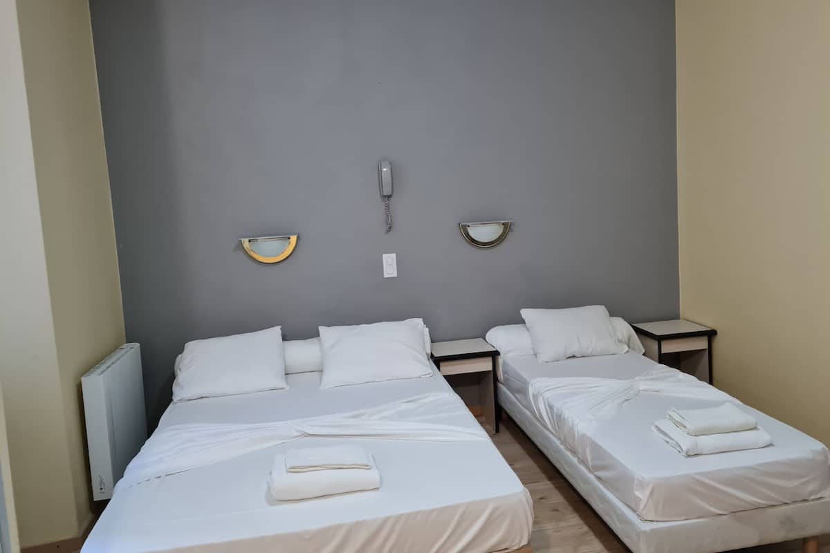 Driepersoonskamer | Een bureau, gratis wifi, beddengoed