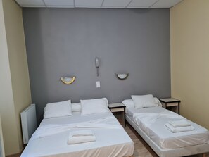 三人房 | 办公桌、免费 WiFi、床单