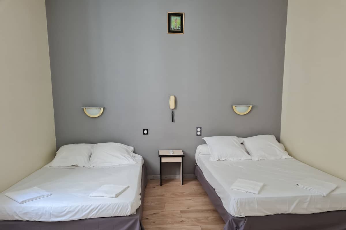 Vierpersoonskamer | Een bureau, gratis wifi, beddengoed