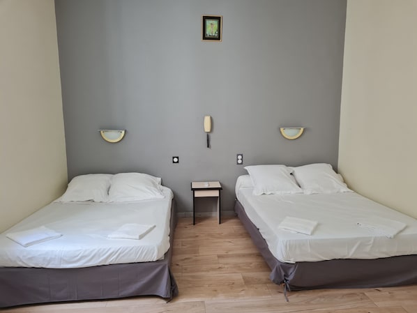 Quadruple Room | Desk, free WiFi, bed sheets - Hôtel Le Milan (Lourdes)