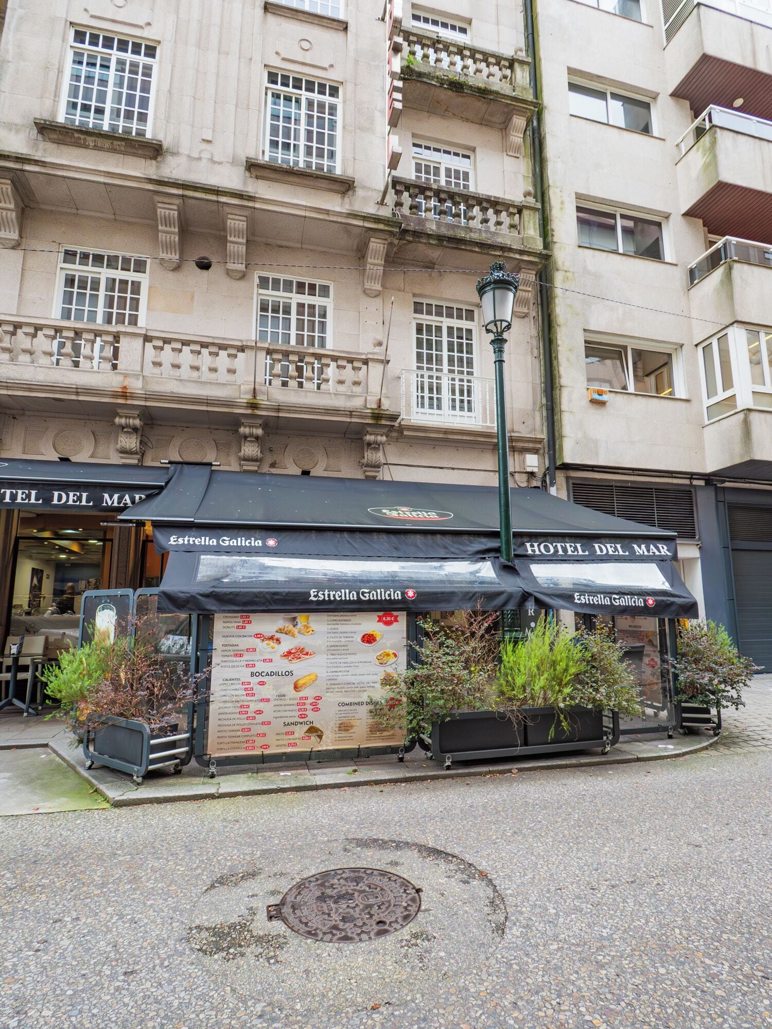A building with a sign for 'Hotel del Mar' and 'Estrella Galicia' restaurant.