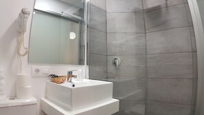 Economy Double Room | Bathroom | Shower, free toiletries, hair dryer, towels - Hotel del Mar (Vigo)