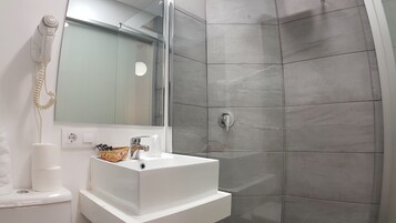 Habitación económica doble | Baño | Ducha, artículos de higiene personal gratuitos y secador de pelo