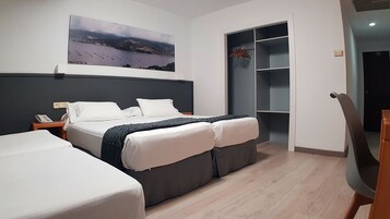 Habitación cuádruple | Escritorio, sistema de insonorización, wifi gratis y ropa de cama