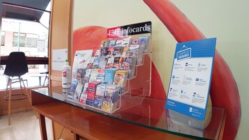 Una televisión de pantalla plana