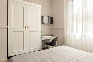 Triple Room | Down duvets, pillow-top beds, in-room safe, desk - The Port Residence (Livorno)