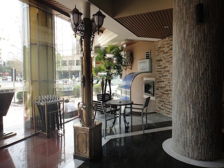 Lobby. Zhonghui Fashion Hotel Maoming