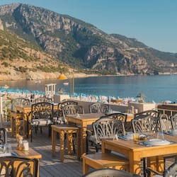 Aperto a colazione, cucina internazionale, con vista sulla spiaggia