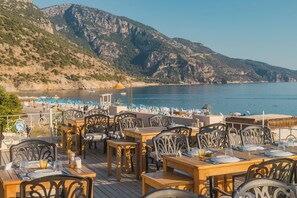 Se sirven desayunos y cocina internacional, con vista a la playa 