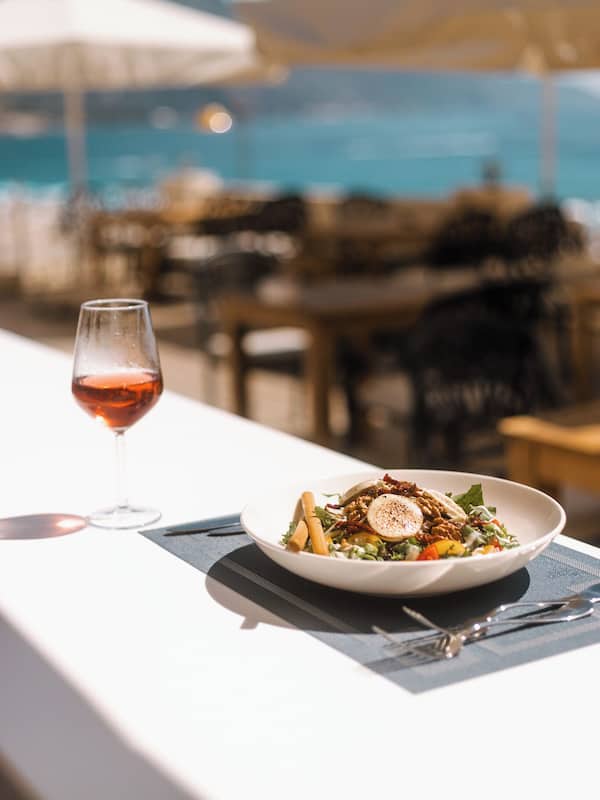 Aperto a colazione, cucina internazionale, con vista sulla spiaggia