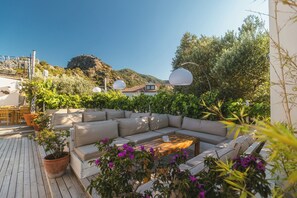 Breakfast, lunch, dinner served; international cuisine, beach views 