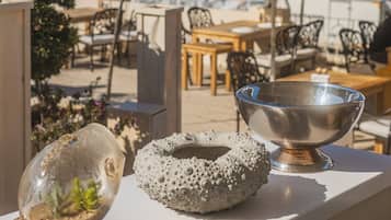 Aperto a colazione, cucina internazionale, con vista sulla spiaggia