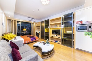 Signature Double Room | Down comforters, desk, blackout drapes, free WiFi - Guangzhou Bojing Hopson Plaza Apartment (Guangzhou)