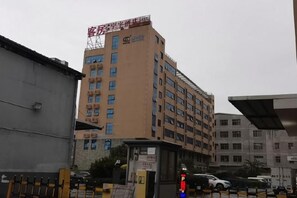 A multi-story building with a sign indicating a hotel. - Fuzhou Ningyu Hotel (Fuzhou)