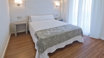 2 dormitoris, espai de treball apte per a portàtils i cortines opaques