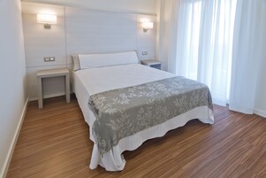 2 Schlafzimmer, laptopgeeigneter Arbeitsplatz, Verdunkelungsvorhänge