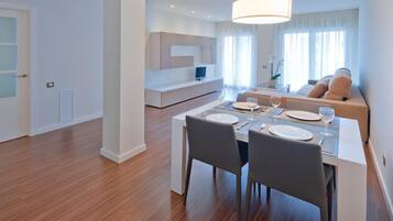 Frigorífic gran, microones, placa de cuina i rentaplats