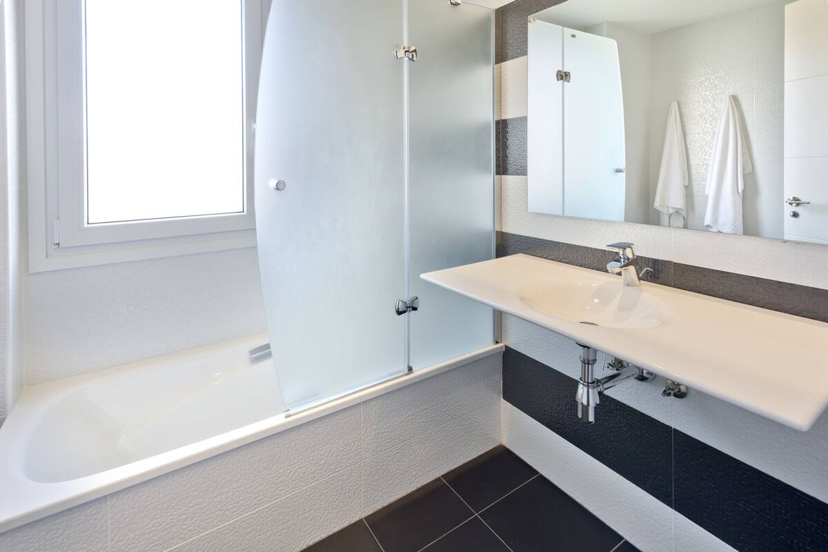 separate bathtub and shower, towels