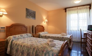 Cofres nos quartos, escrivaninha, cortinas blackout