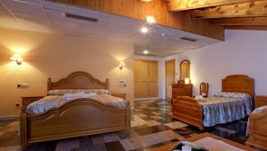 A hotel room with three wooden beds, a checkered floor, and wooden ceiling beams. - Hostal Casa Ramón III (Quintanar de la Sierra)