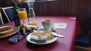 Se ofrece un desayuno continental (4.5 EUR por persona)