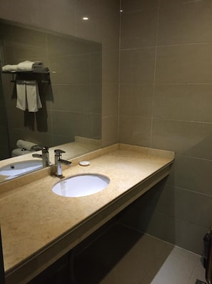Un baño con dos lavamanos, un espejo y un perchero para toallas.