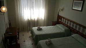 Habitación individual estándar, baño privado, vistas a la ciudad | Escritorio, cortinas opacas, cunas o camas infantiles gratuitas