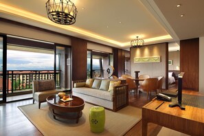 Suite, 1 Bedroom (Dining) | Premium bedding, down duvets, pillow-top beds, minibar - Crowne Plaza Resort Xishuangbanna Parkview by IHG (Xishuangbanna Dai)