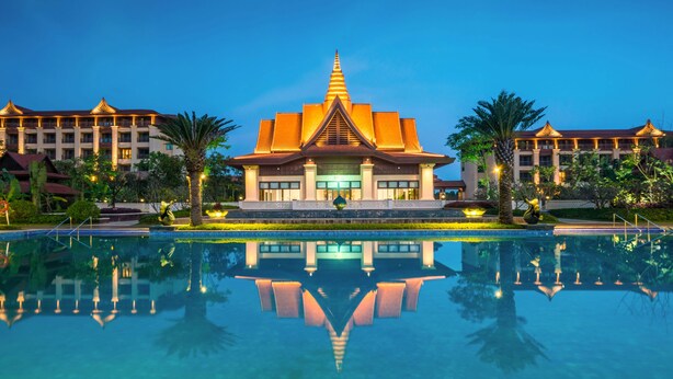 A hotel with a reflective pool, a traditional architectural style, and a well-lit facade. - Crowne Plaza Resort Xishuangbanna Parkview by IHG (Xishuangbanna Dai)